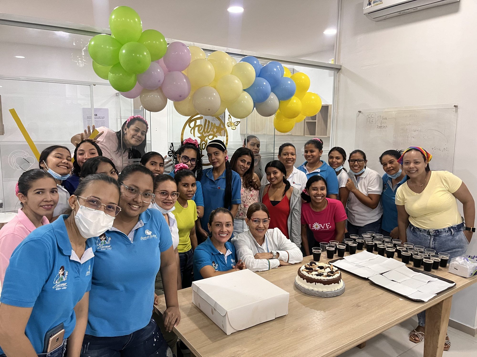Colaboradoras de Gestar Salud IPS celebrando en su sede