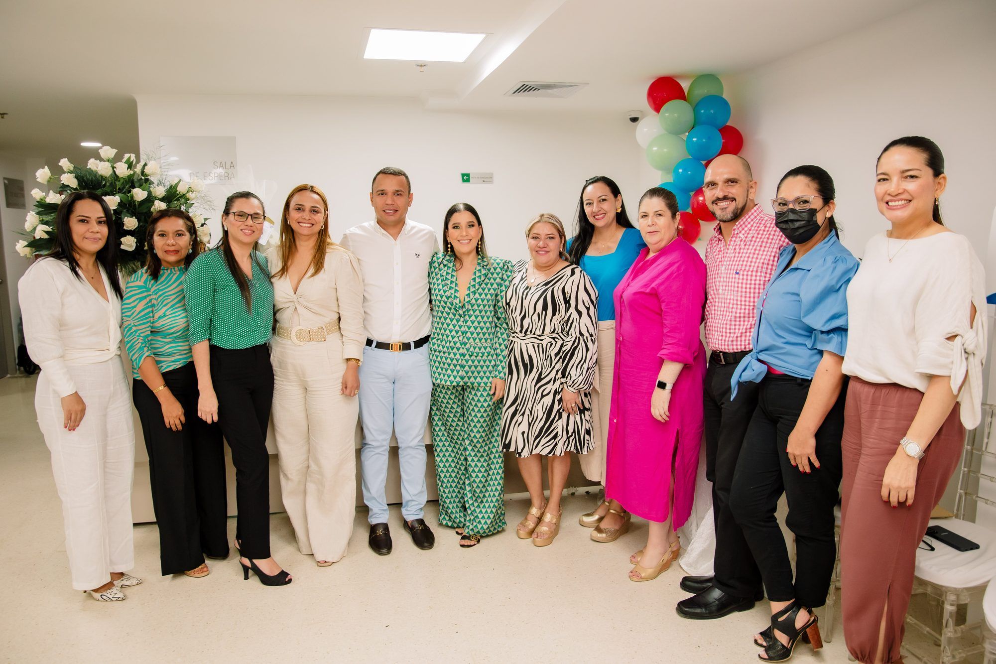 Directivos y equipo en la inauguración de una sede
