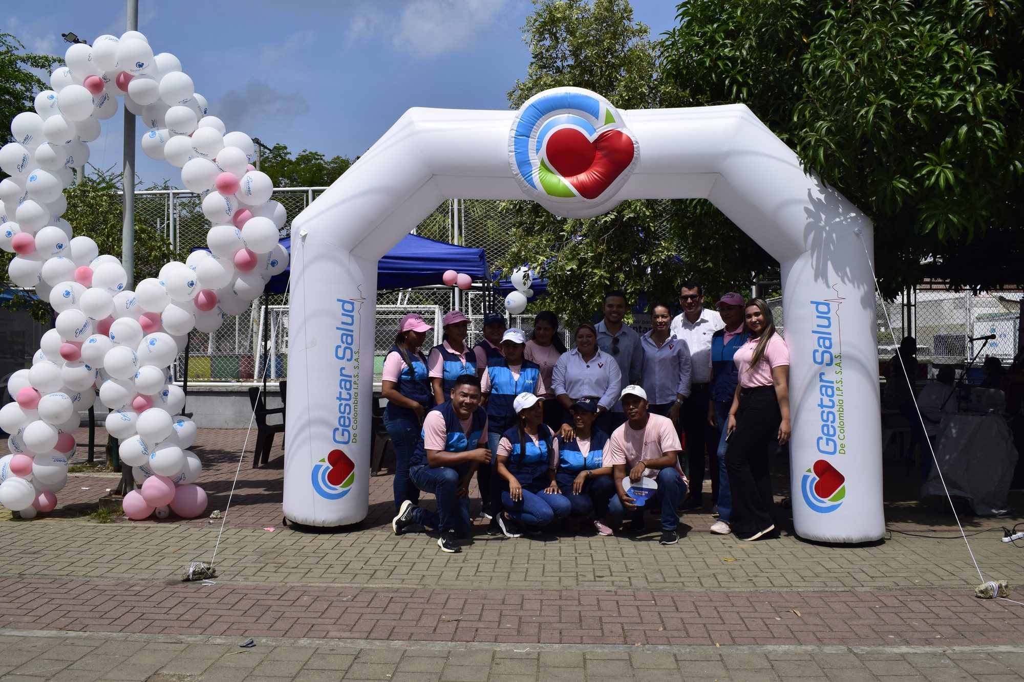 Equipo de Gestar Salud IPS bajo el arco de una jornada de salud
