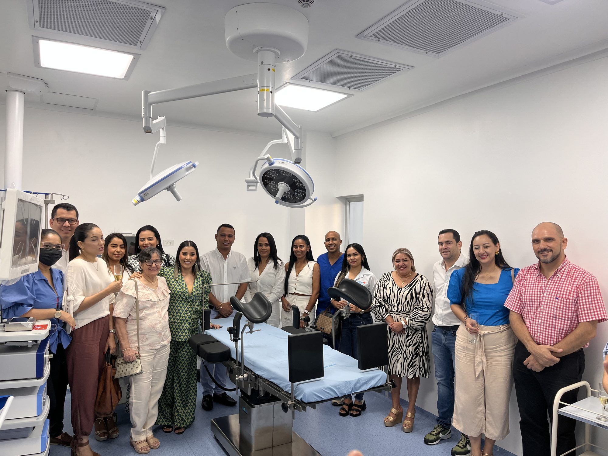 Equipo asistencial y directivo en el quirófano de la Clínica Gestar Salud