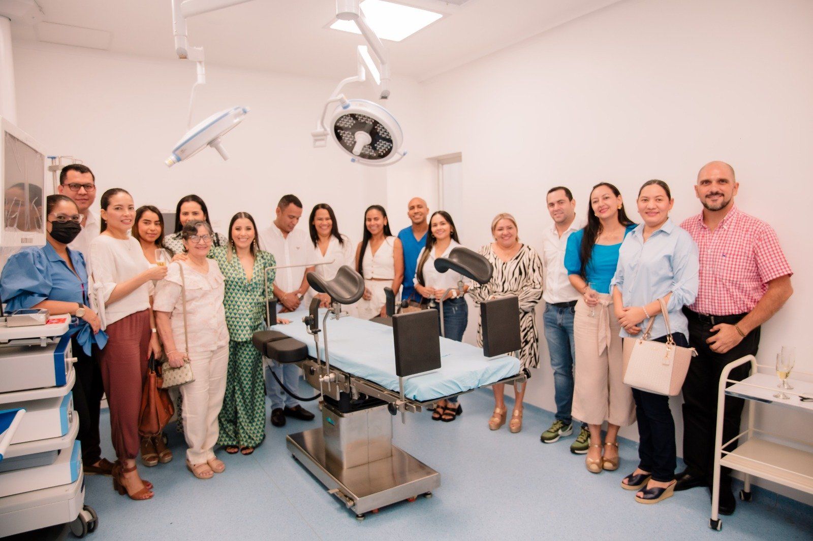 Equipo asistencial de Gestar Salud IPS en el quirófano de la clínica