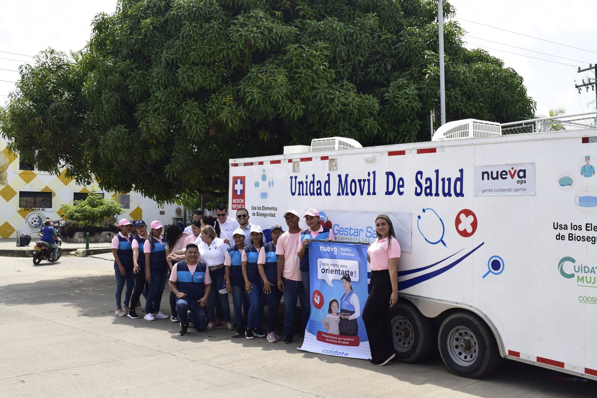Equipo de Gestar Salud IPS frente a la unidad móvil de salud