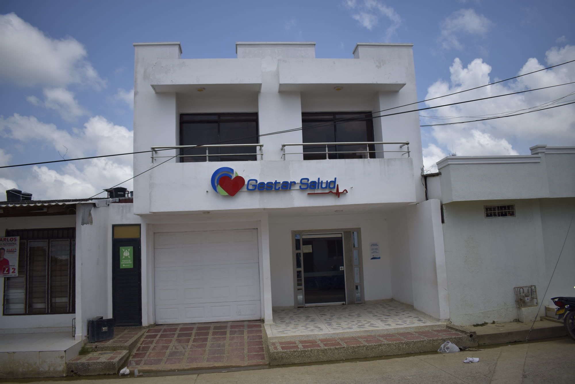Fachada de una sede de Gestar Salud IPS, edificio blanco de dos pisos