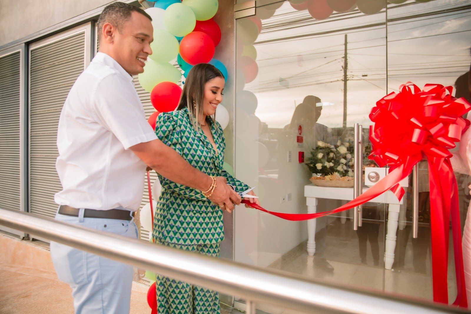 Apertura de la Clínica Gestar Salud, con el corte de cinta