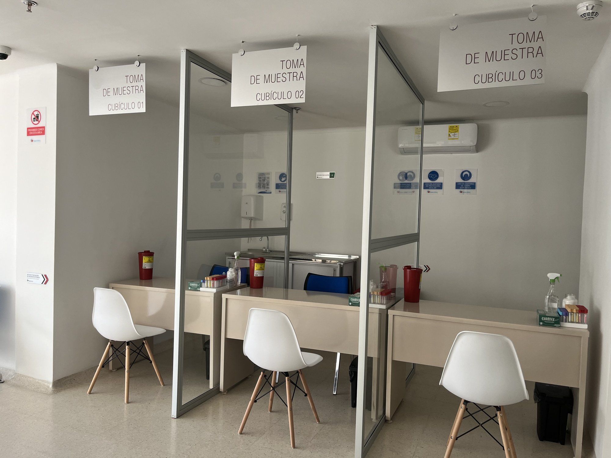Cubículos de toma de muestras del laboratorio clínico de Gestar Salud IPS