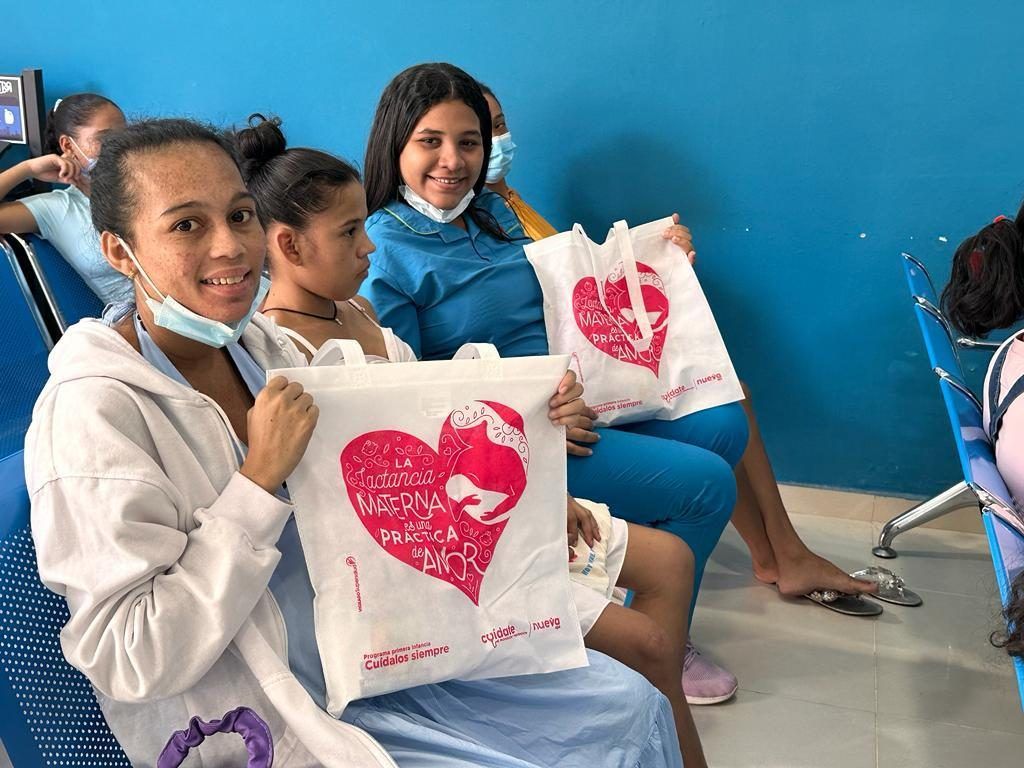Madres en la celebración del día de la madre en una sede de Gestar Salud IPS