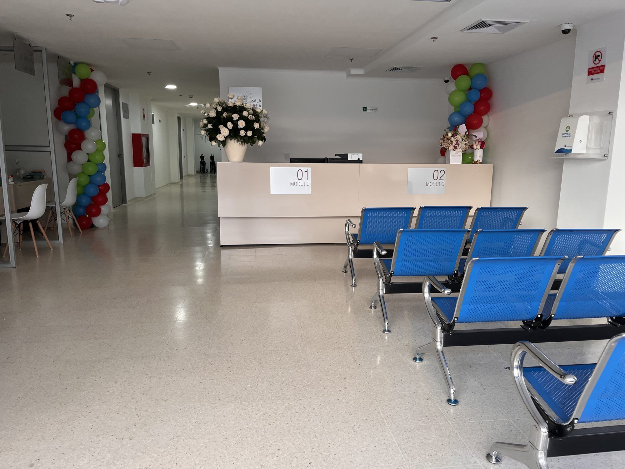 Recepción y sala de espera de la Clínica Gestar Salud