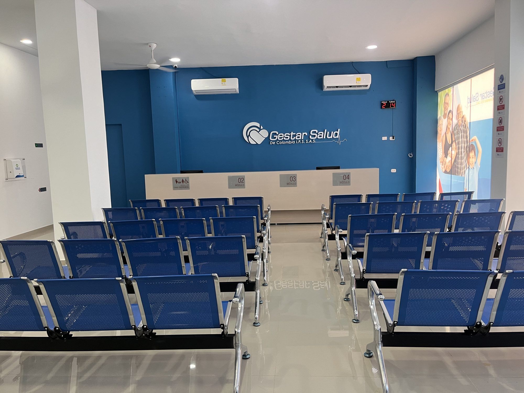 Sala de espera amplia de una sede de Gestar Salud IPS