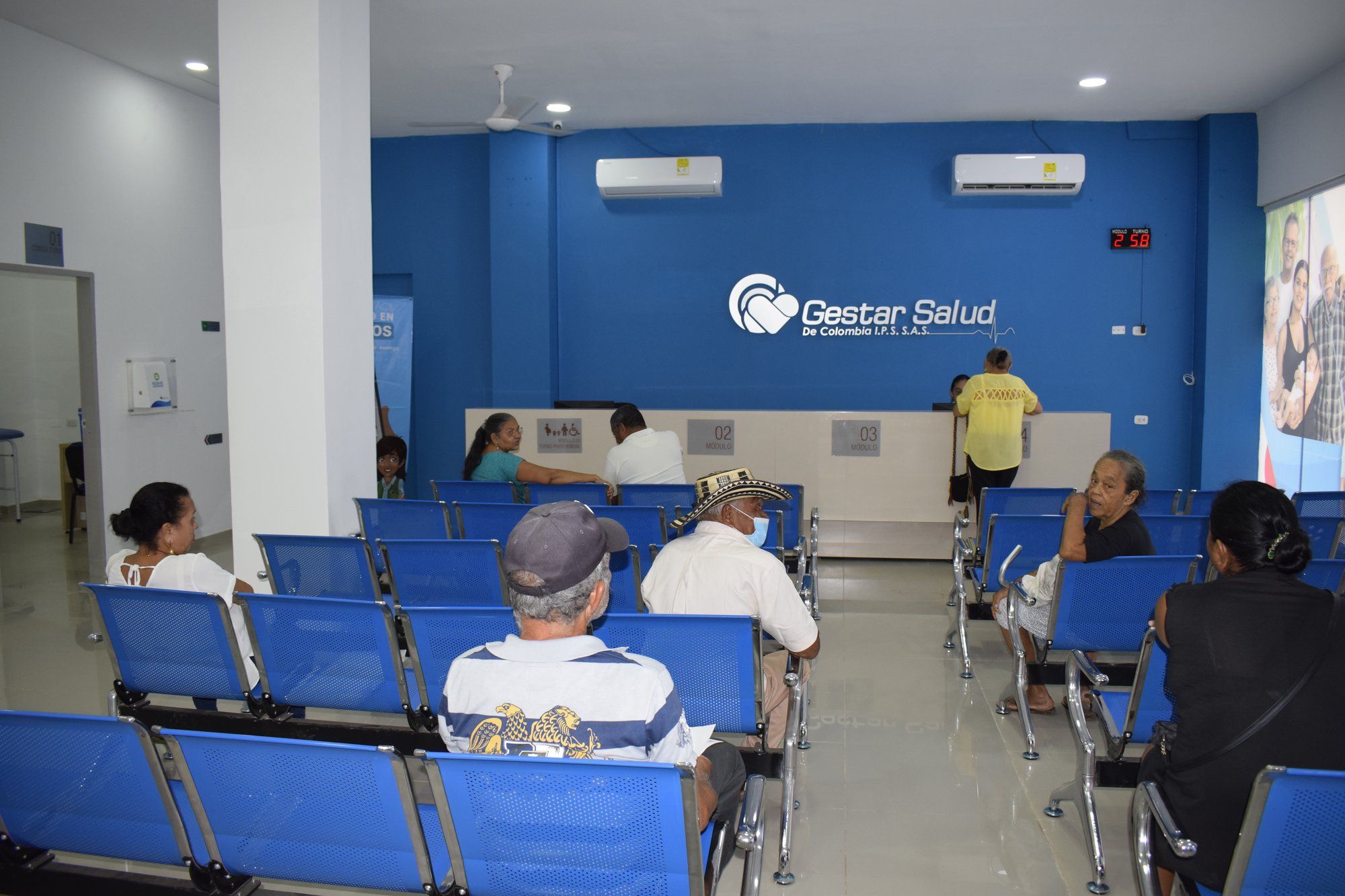 Sala de espera y módulos de atención de una sede de Gestar Salud IPS
